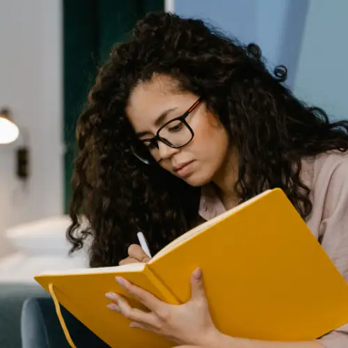 Mujer escribiendo